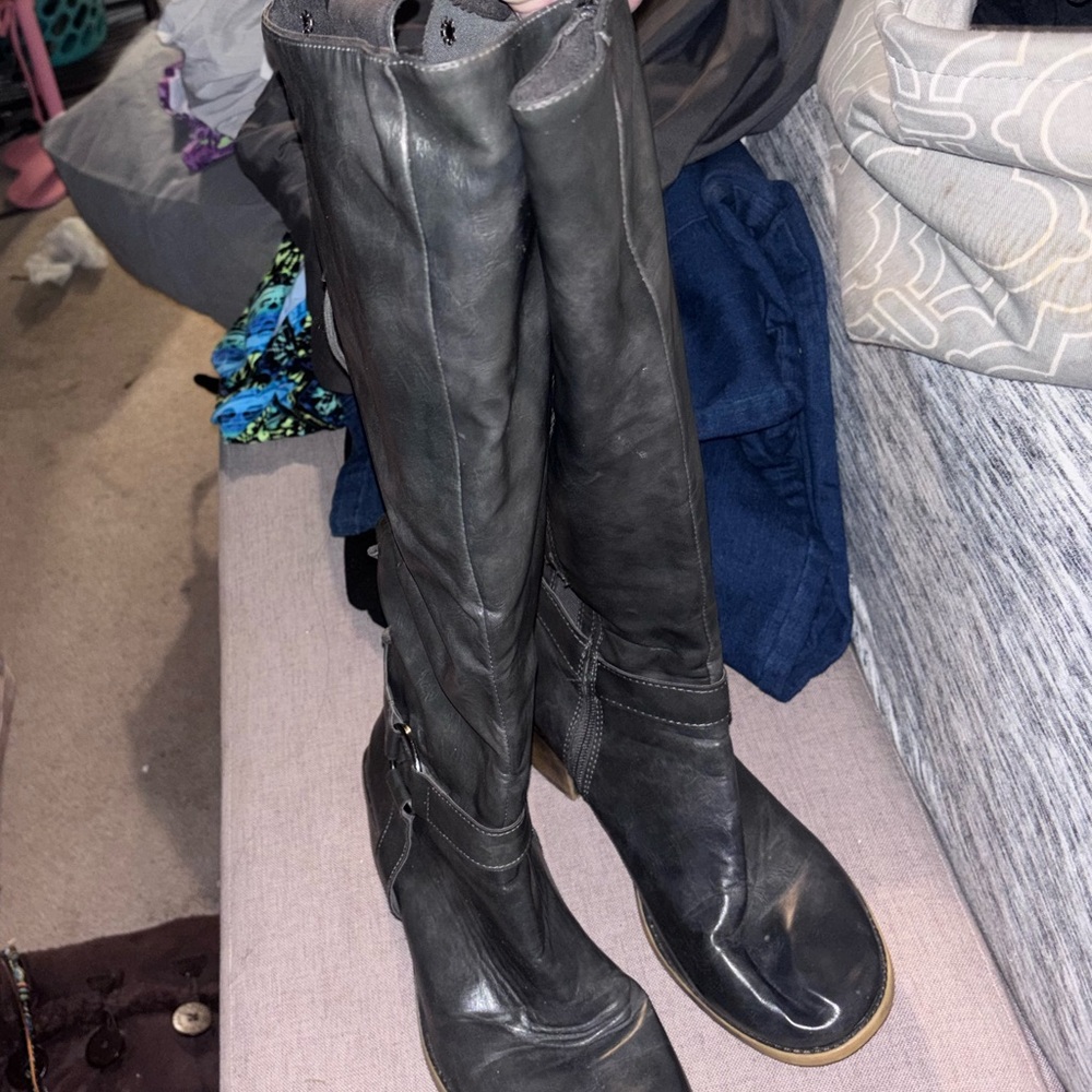 Black Gray Knee-High Leather Boots ties up the back looks very well with every